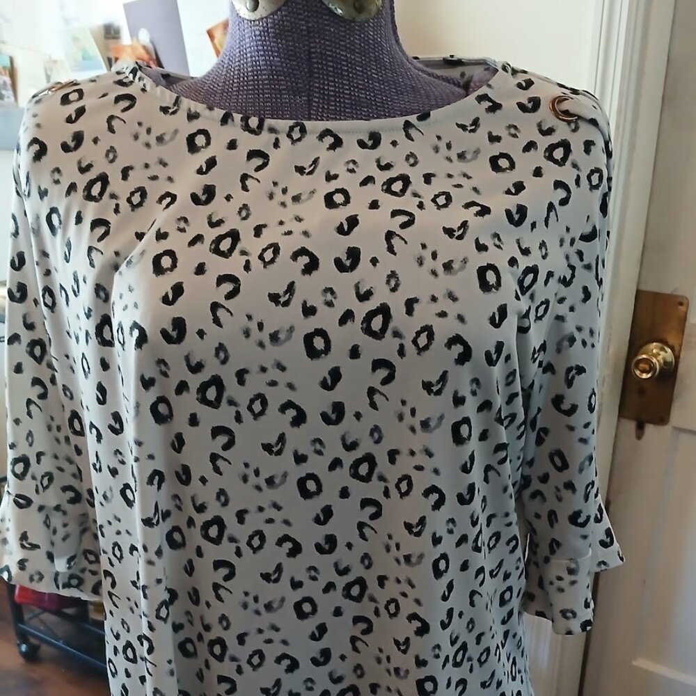 Above and Beyond White & Black Animal Print Blouse Size XL